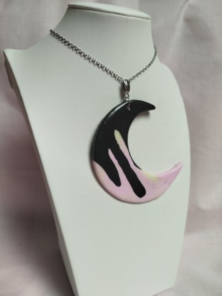 Naszyjnik-księżyc różowy z czarną polewą